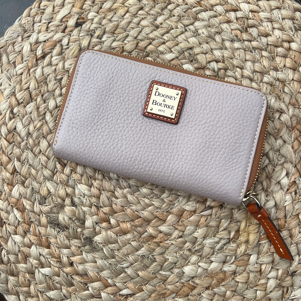 Dooney & bourke  wallet